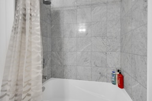 Comfort studio suite, uitzicht op stad | Badkamer