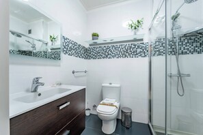 Shower, hair dryer, towels, shampoo - Cozy and Quiet Spacious Flat (Oliveira do Douro)