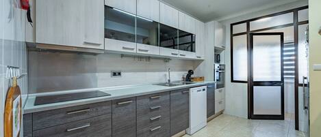 Refrigerador, microondas, horno y parrilla de estufa