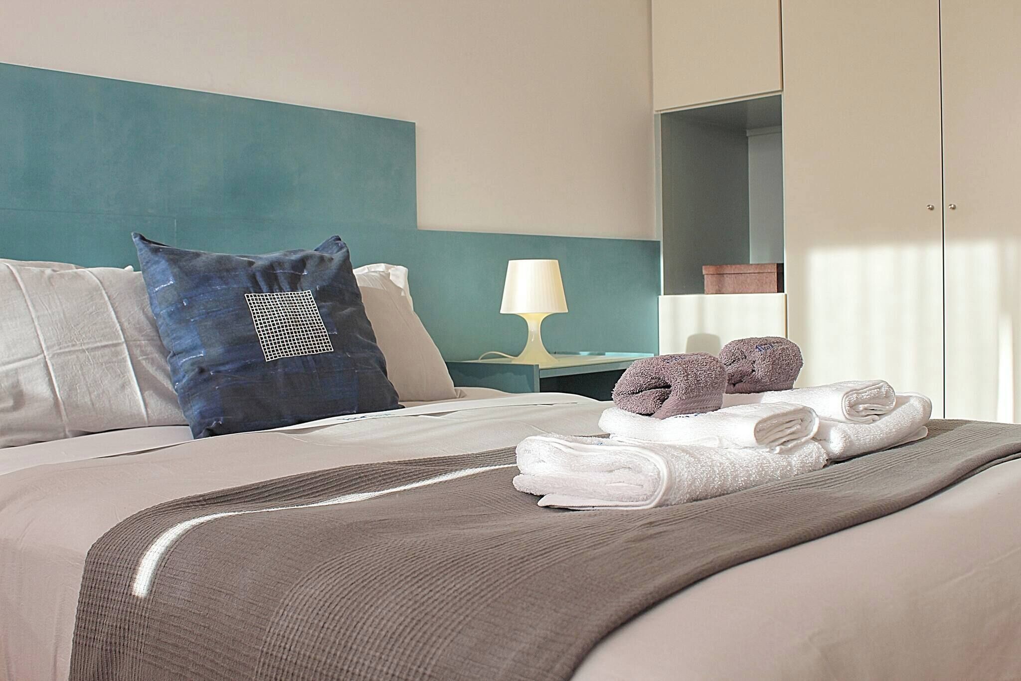 Tabla de planchar con plancha, wifi gratis y ropa de cama 