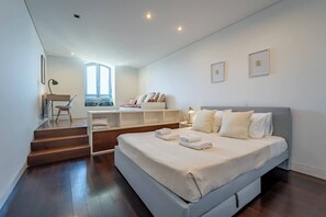 Iron/ironing board, free WiFi, bed sheets - Carmo House - Art and Creativity in Downtown Porto (Oporto)