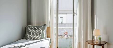 4 bedrooms, iron/ironing board, free WiFi, bed sheets