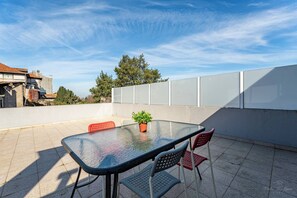 Outdoor dining - Experience the Charm  Porto Apartment with Terrace (Oporto)