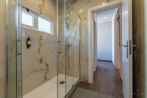 Shower, hair dryer, towels, shampoo - Experience the Charm  Porto Apartment with Terrace (Oporto)