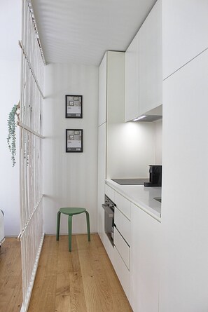 Fridge, microwave, oven, stovetop - Classy Urban Life Studio Oporto (Oporto)