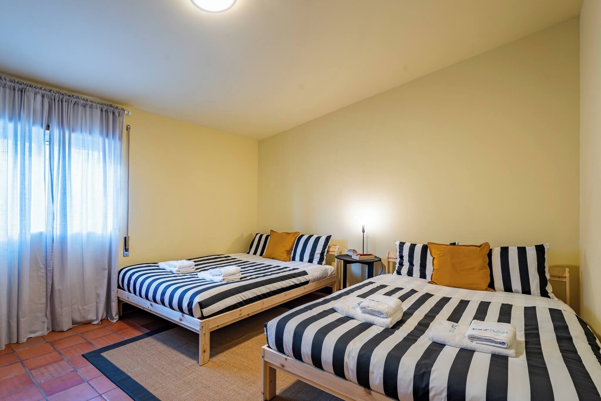 Iron/ironing board, free WiFi, bed sheets