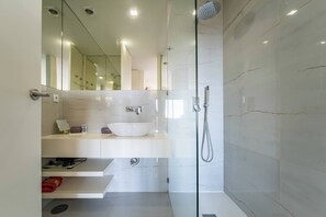 Shower, hair dryer, towels, soap - Beach Apartment with Comfort and Soul (São Félix da Marinha)