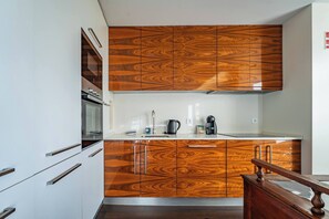 Fridge, microwave, oven, stovetop - Beach Apartment with Comfort and Soul (São Félix da Marinha)