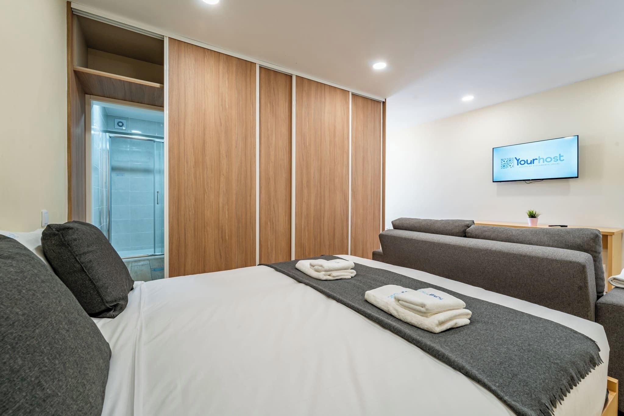 Iron/ironing board, free WiFi, bed sheets