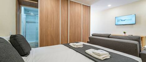 Iron/ironing board, free WiFi, bed sheets