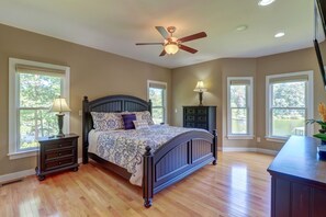 7 bedrooms, desk, iron/ironing board, travel cot
