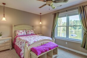 7 Schlafzimmer, Schreibtisch, Bügeleisen/Bügelbrett, Reisekinderbett
