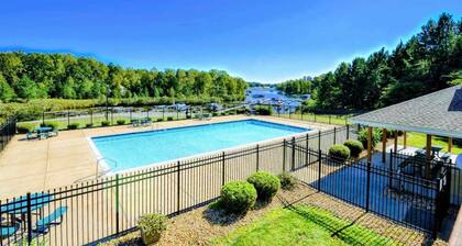 Lakefront Luxury 7BR, 7BA, Beach, Dock, Views