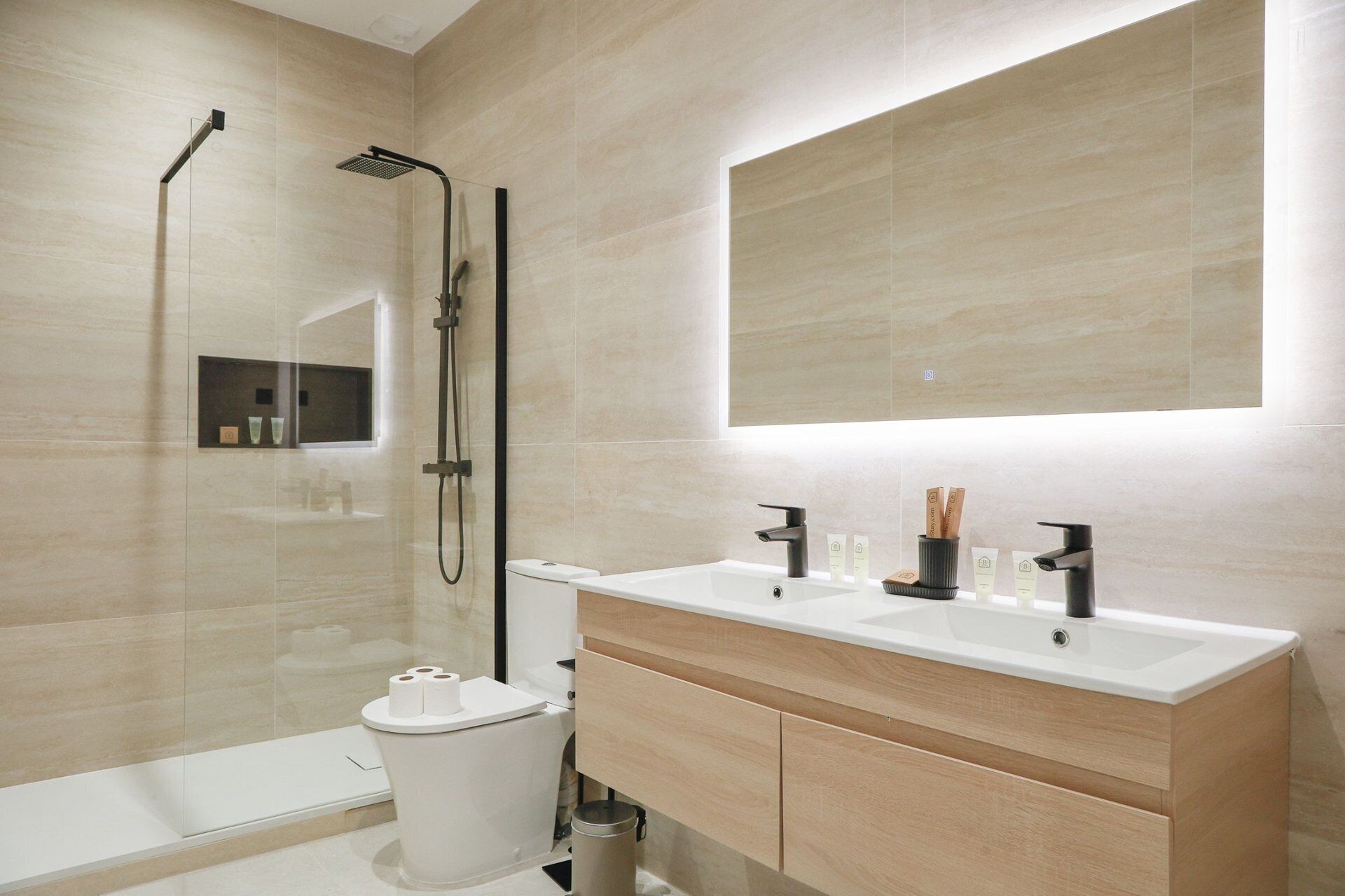 Douche, séchoir à cheveux, serviettes fournies