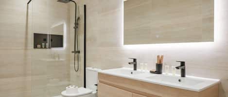 Douche, séchoir à cheveux, serviettes fournies