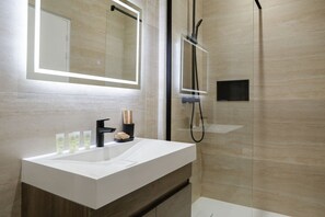 Douche, sèche-cheveux, serviettes fournies
