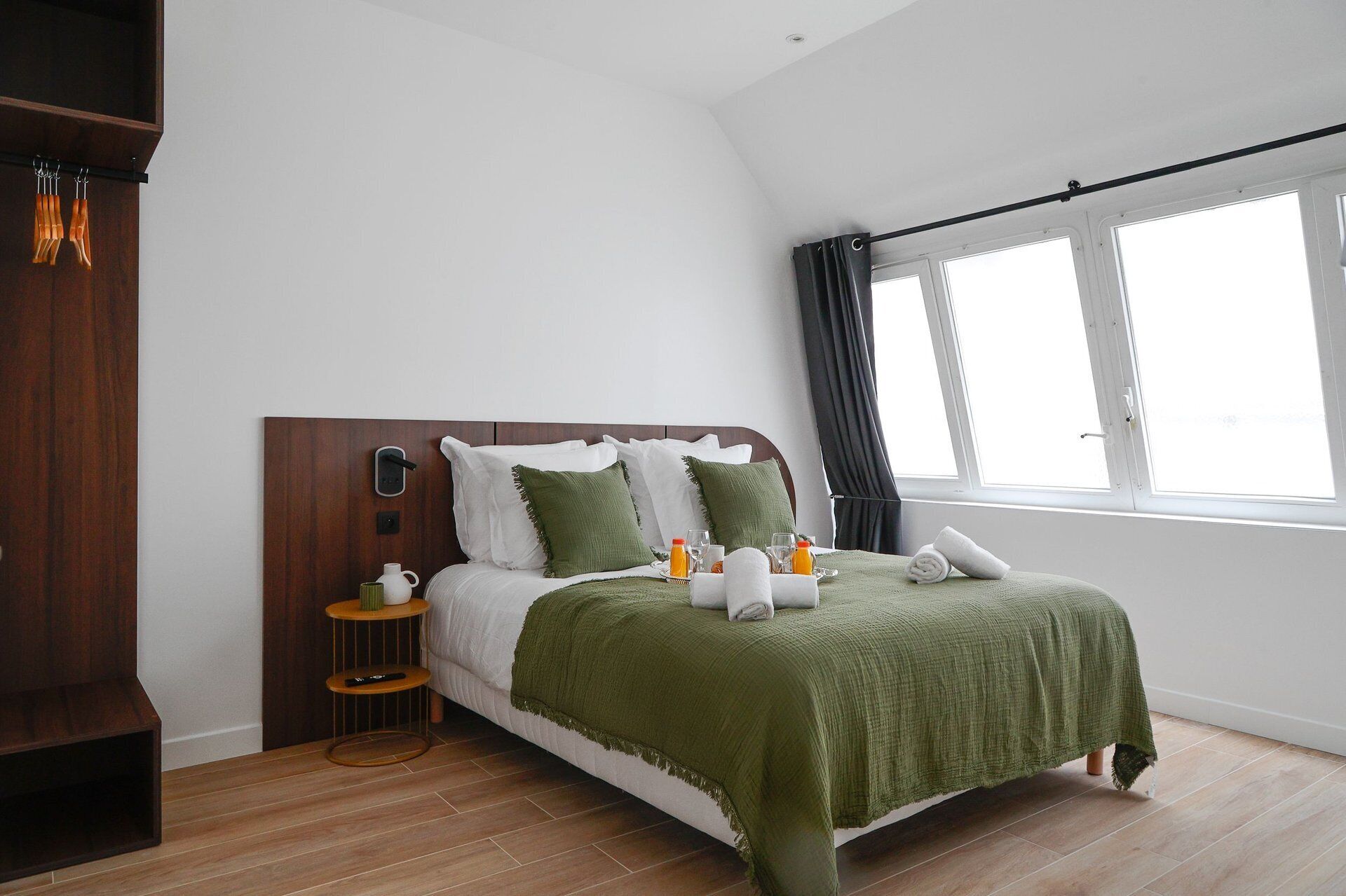 4 bedrooms, iron/ironing board, internet, bed sheets