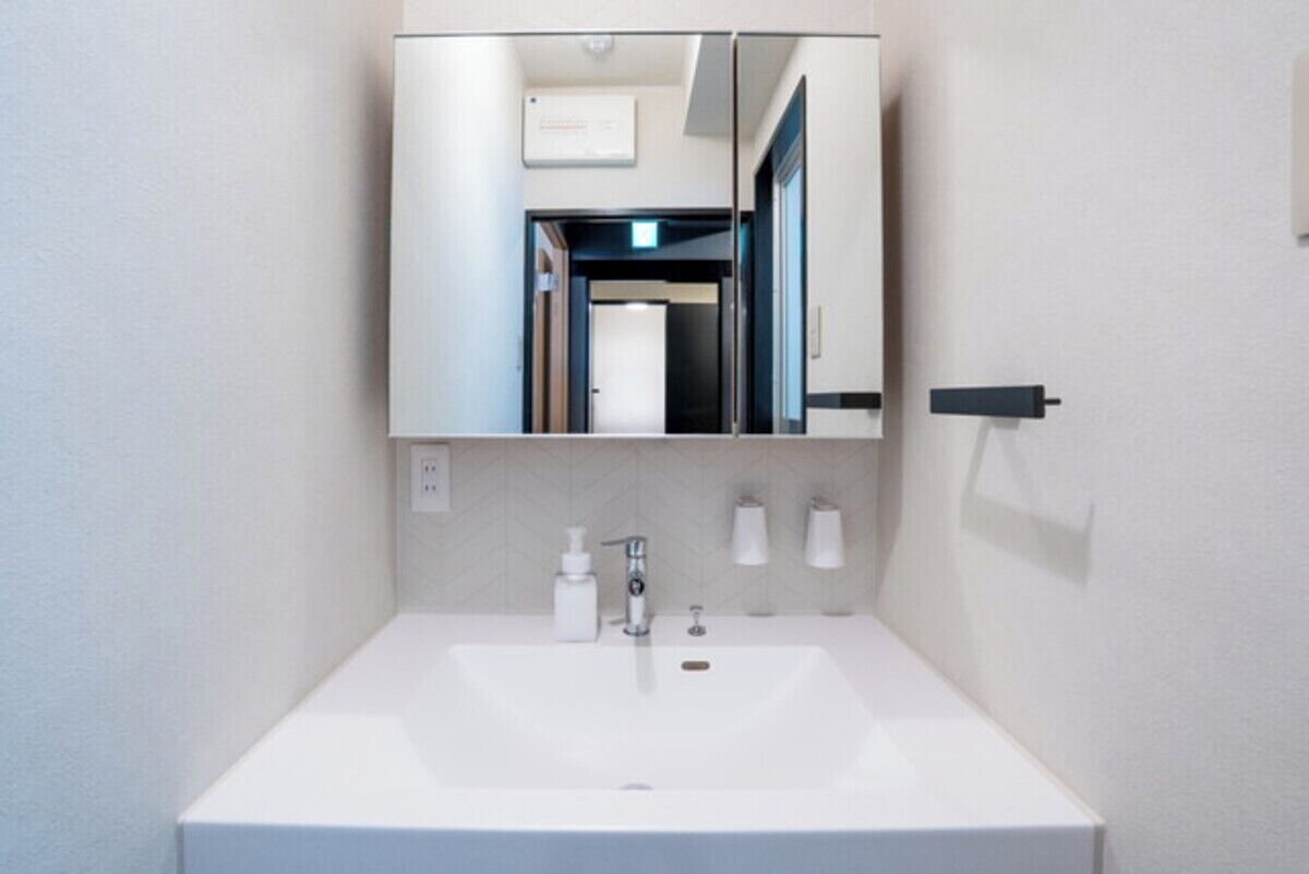 Comfort Apartment | Bathroom | Separate tub and shower, free toiletries, hair dryer, slippers