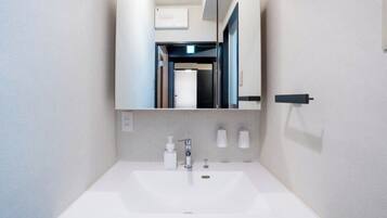 Comfort Apartment | Bathroom | Separate tub and shower, free toiletries, hair dryer, slippers