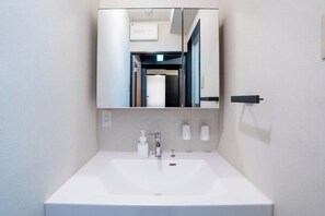 Leilighet – comfort | Bad | Separat badekar og dusj, toalettartikler (inkludert), hårføner og tøfler