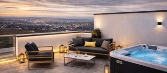 Luxury Penthouse with Private Terrace&Jacuzzi/2BR+living