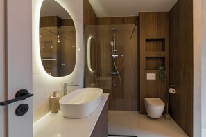 Doccia, asciugacapelli, asciugamani, sapone