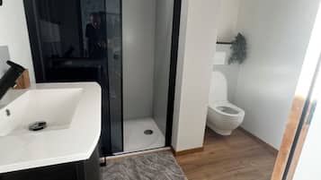 Douche, sĂšche-cheveux, serviettes fournies, papier toilette