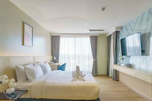 Grand Duplex, Non Smoking, City View | In-room safe, desk, blackout drapes, soundproofing
