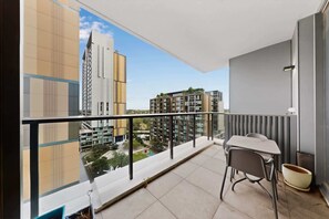 Outdoor dining - Skyline 2-Bed Apartment Near Metro North Ryde (North Ryde)
