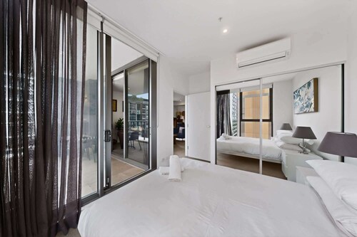 Skyline 2-Bed Apartment Near Metro North Ryde
