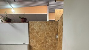 A kitchen with a stove, oven, and wooden wall paneling. - Relax Garden House (Moyobamba)
