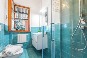 Family Apartment, Multiple Bedrooms (Lu Maggiu) | Bathroom | Separate bathtub and shower, bidet, towels, soap - Lu Maggiu (Santa Teresa di Gallura)