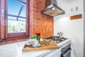 Family Apartment, Multiple Bedrooms (Lu Maggiu) | Private kitchen | Fridge, microwave, oven, stovetop - Lu Maggiu (Santa Teresa di Gallura)