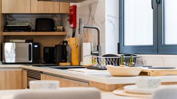 Coffee/tea maker, fridge, microwave, oven