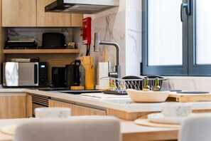 Fridge, microwave, oven, coffee/tea maker - Cosy studio in Madeira (Campanário)