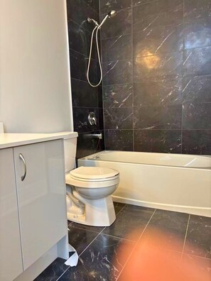 Haartrockner, Handtücher, Seife, Toilettenpapier