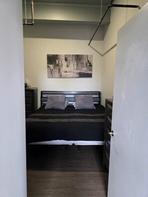 1 bedroom, WiFi, bed sheets - Luxury Downtown Loft w/ Skyline Views, Minutes from NFL Draft (Pittsburgh)
