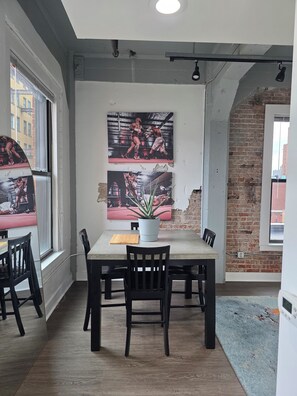 Dining - Luxury Downtown Loft w/ Skyline Views, Minutes from NFL Draft (Pittsburgh)