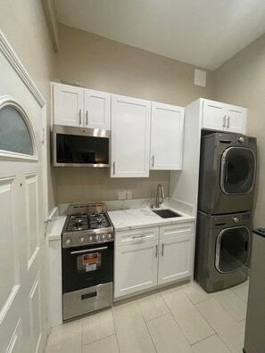 Private kitchen - FURNISHED & FULLY RENOVATED STUDIO IN PRIME WEST HOLLYWOOD W/IN-UNIT LAUNDRY (West Hollywood)
