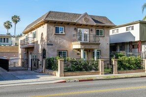 Exterior - Stylish West Hollywood Studio w/ W&D Near Hollywood – 30+ Day Stays (West Hollywood)
