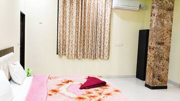 Standard Double Room, Air conditioning | Hypo-allergenic bedding, desk, soundproofing, free WiFi