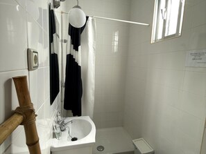 Shower, hair dryer, towels - Novo home by Staycare (Rota)