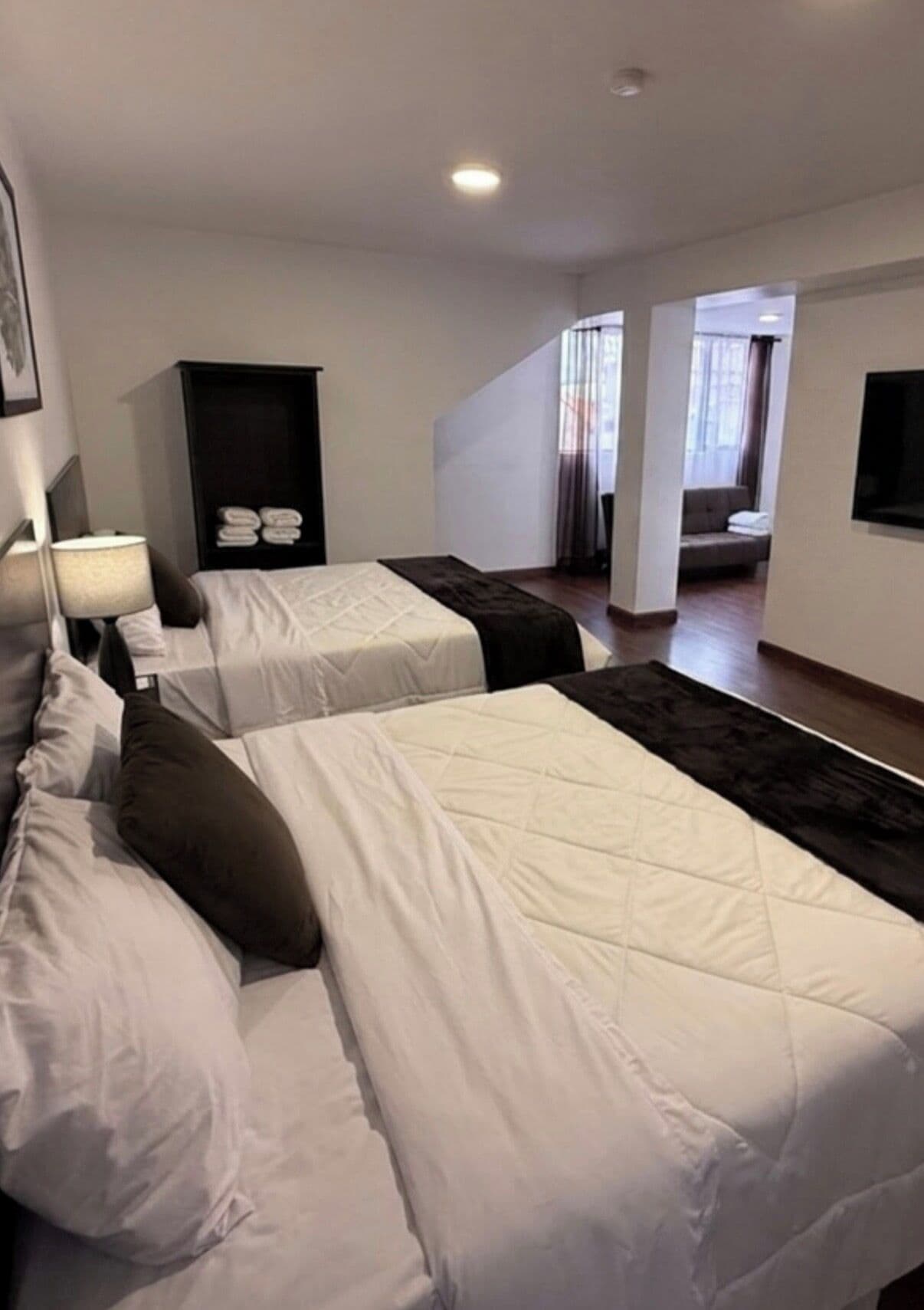 Habitación triple superior | Escritorio, espacio para trabajar con laptop y cortinas blackout 