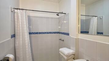 Superior Room | Bathroom | Shower, towels, soap, shampoo