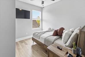 3 bedrooms, iron/ironing board, WiFi, bed sheets - All New 3 Story House near Downtown Indy (Indianapolis)