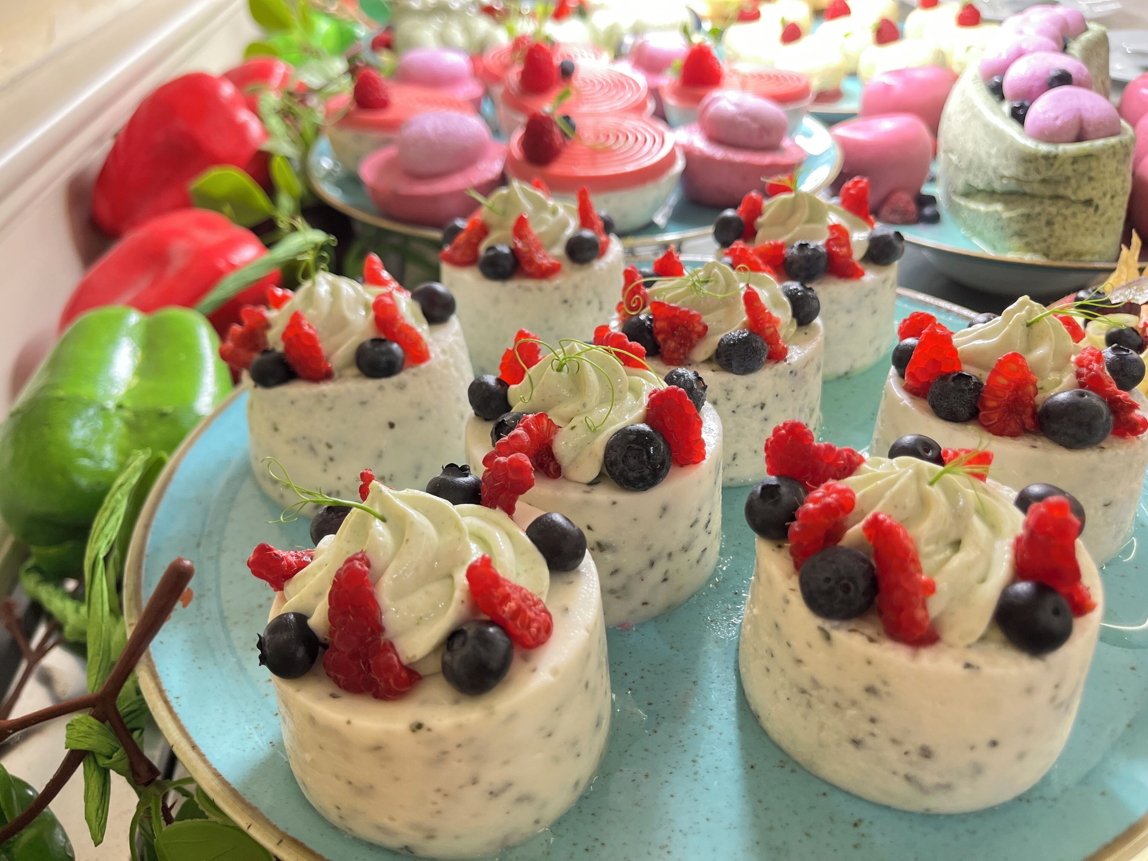 Un présentoir de desserts avec divers gâteaux et pâtisseries.