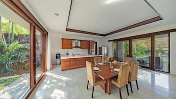Comfort Villa, Pool View | Private kitchen