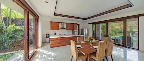 Comfort Villa, Pool View | Private kitchen
