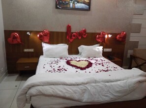 Egyptian cotton sheets, premium bedding, memory-foam beds, desk - Hotel Royal Hillton (Paonta Sahib)
