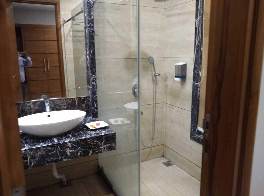 Shower, rainfall showerhead, free toiletries, towels